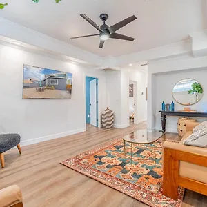  Holiday home Stylish 2-bedroom Walking Distance To Downtown